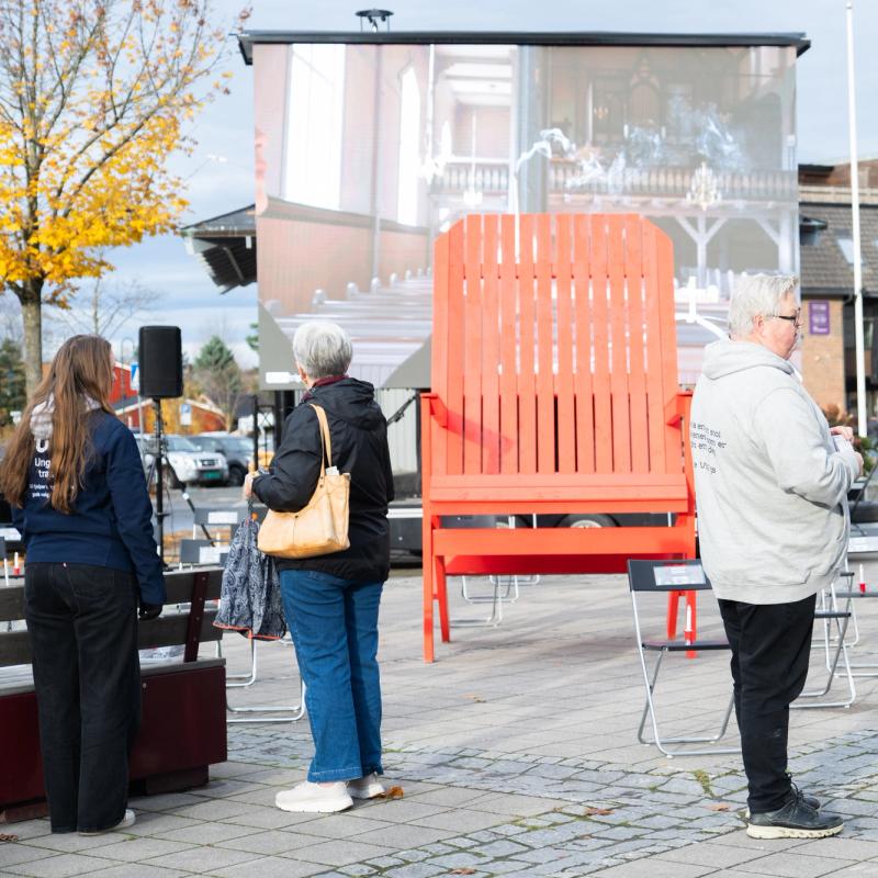 stor rød stol-installasjon