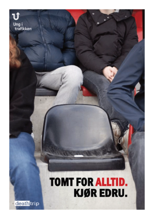 Et tomt sete på en tribune med flere mennesker rundt.