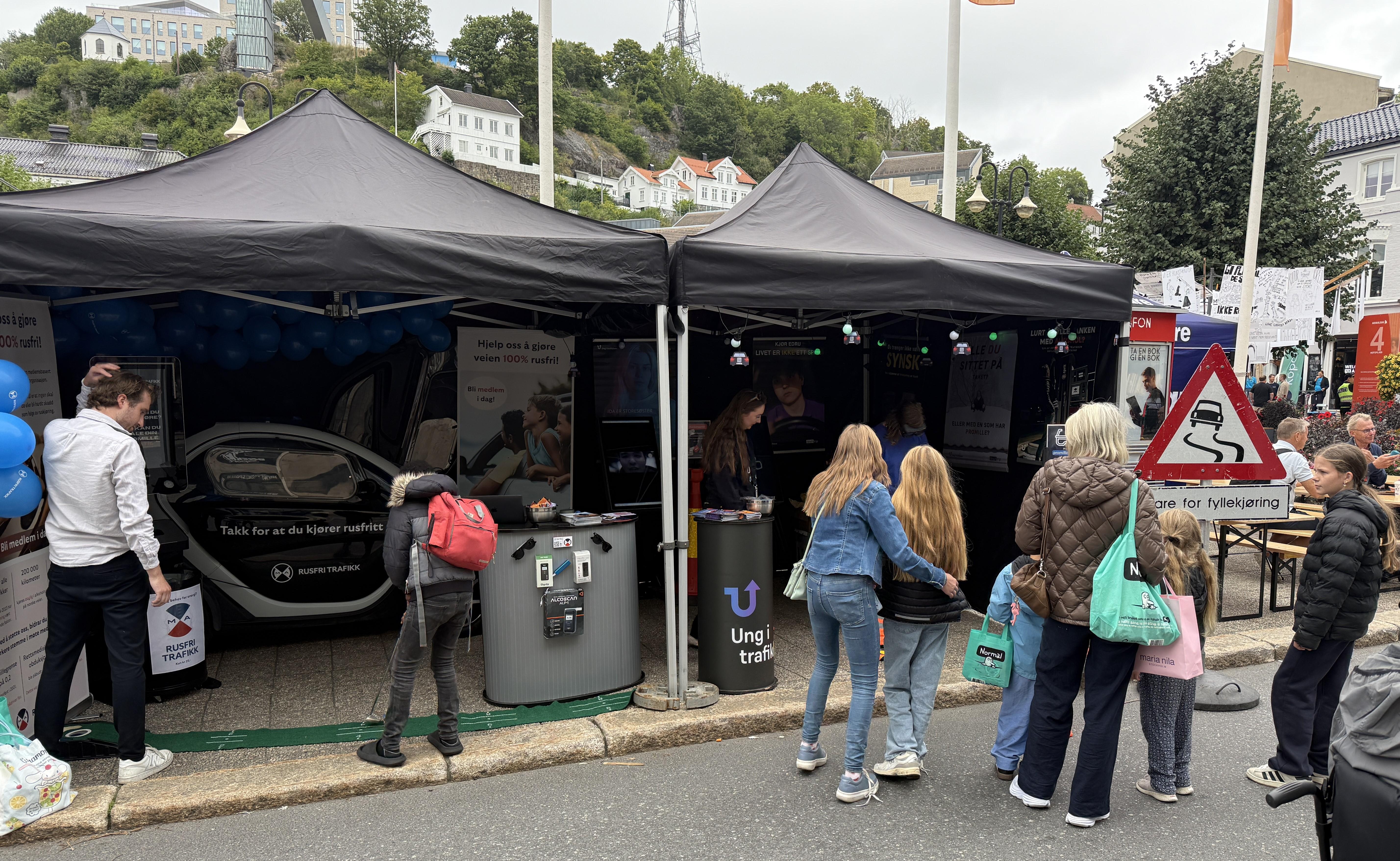 Bildet viser at MA - Rusfri Trafikk dekorerte teltet med en mopedbil og blå ballonger. Ung i trafikken dekorerte med lys, plakater og videoer mot ruskjøring laget av ungdom. Mange sto i kø for å prøve promillebriller.