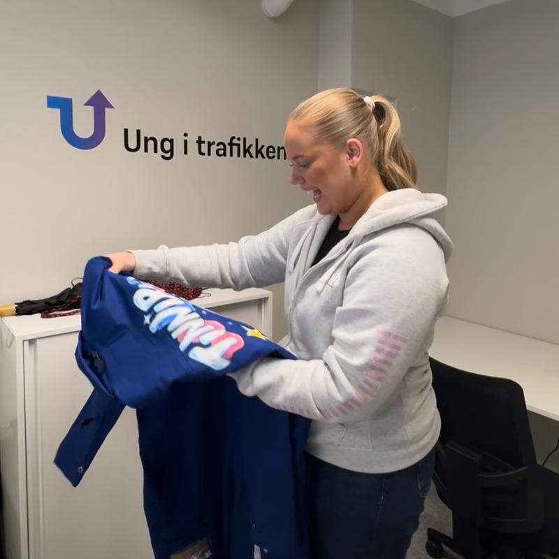 Ingrid får se russedressen sin med maling på for første gang.