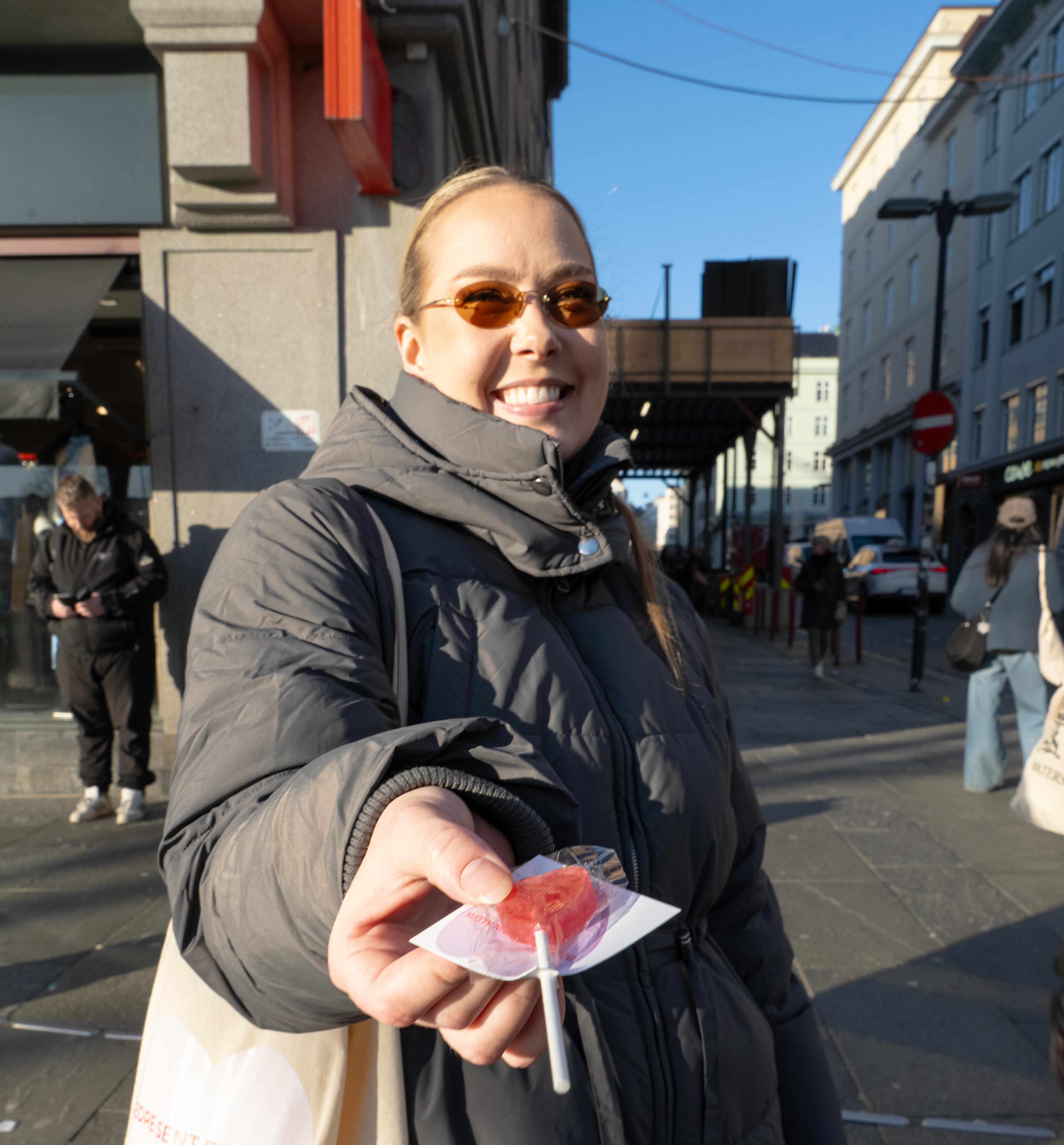 Dame som smiler og gir kjærlighet på pinne til deg