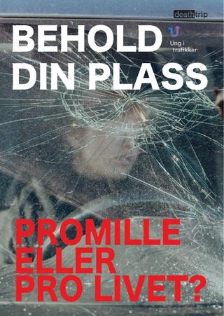 Knust frontrute på en bil med en person som sitter bak rattet.