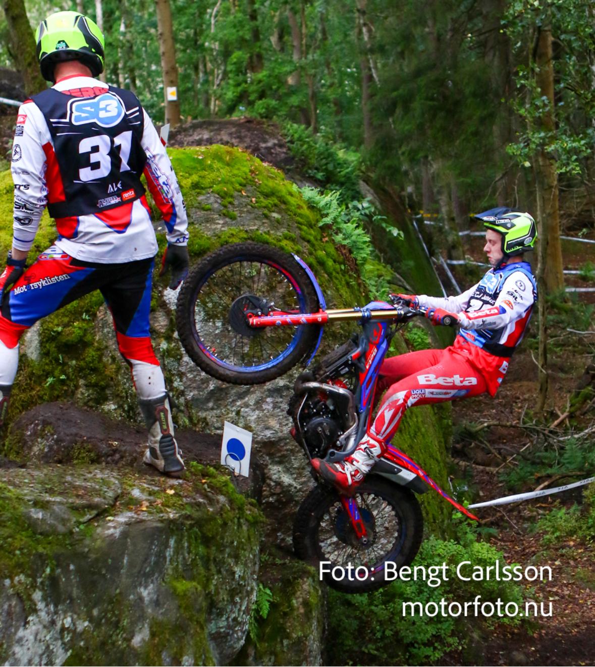 Henrik på en trail sykkel inne i en skog.
