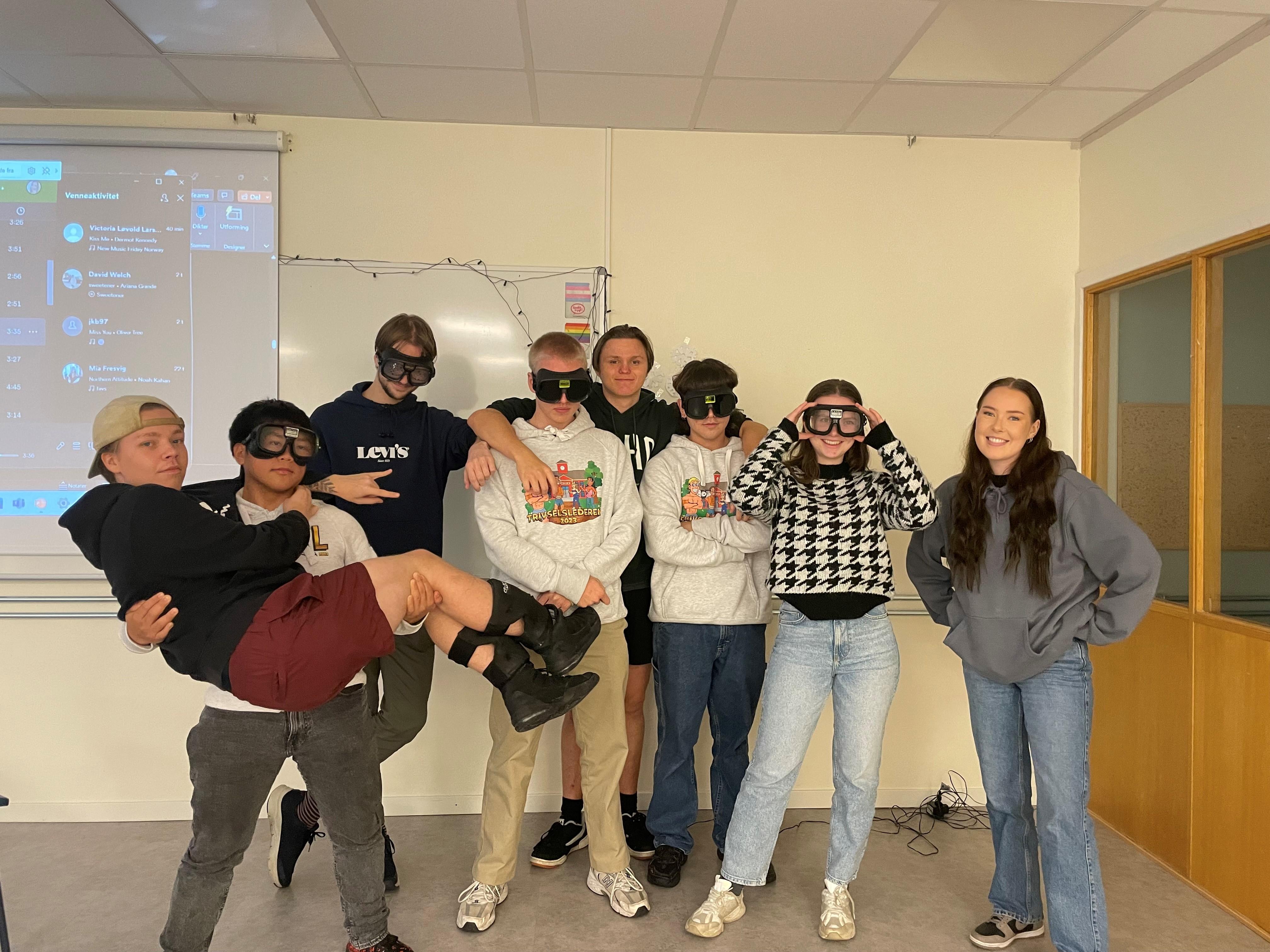Prosjektleder og elever fra Risør vgs med promillebriller.