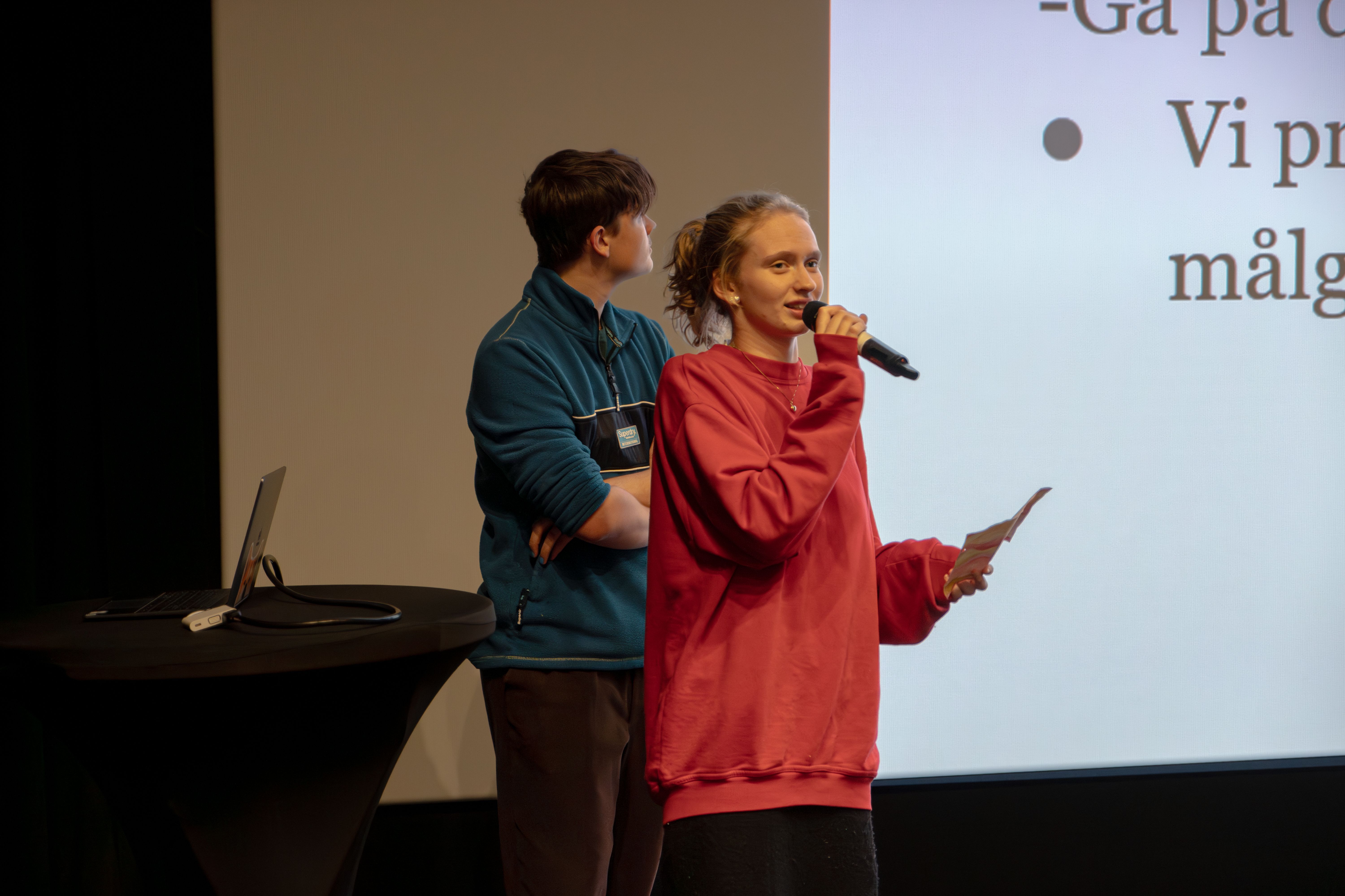 Elevene Albert og Rakel presenterer kampanjen sin