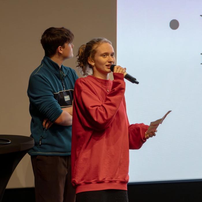 Elevene Albert og Rakel presenterer kampanjen sin