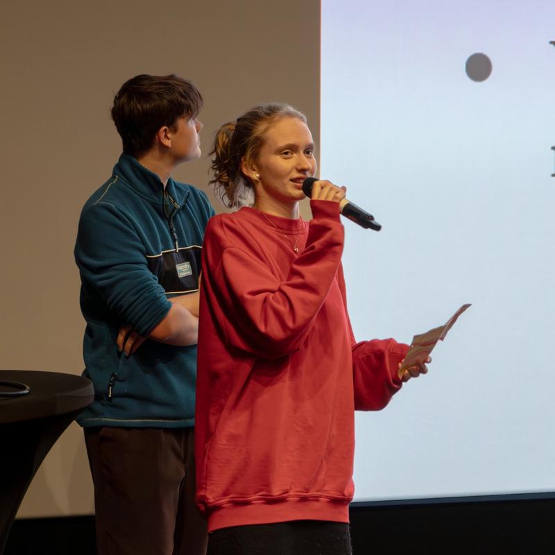 Elevene Albert og Rakel presenterer kampanjen sin