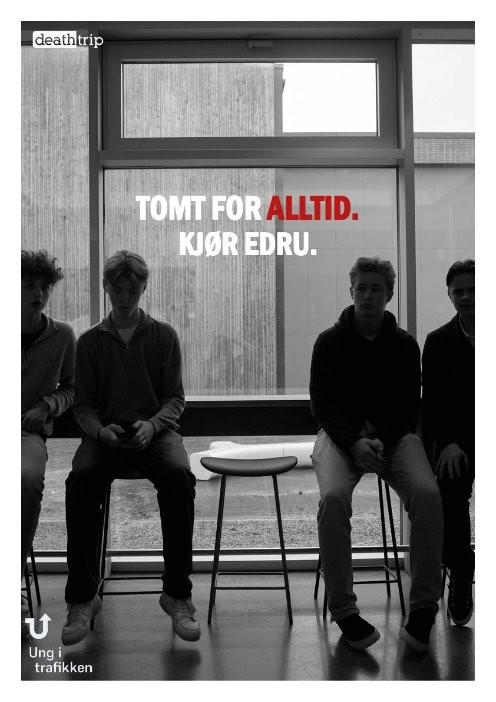 gutter som sitter på hver sin stol med en tom stol i midten