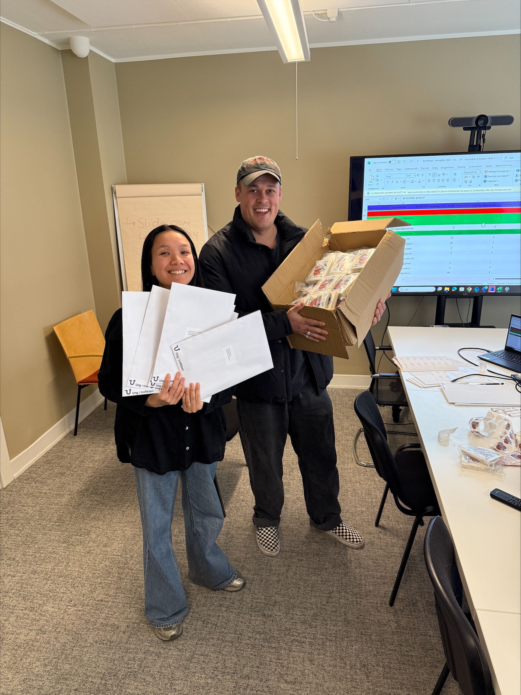 Lan og Årets kunstner Pål Dailey poserer med konvolutter og strykemerker. 