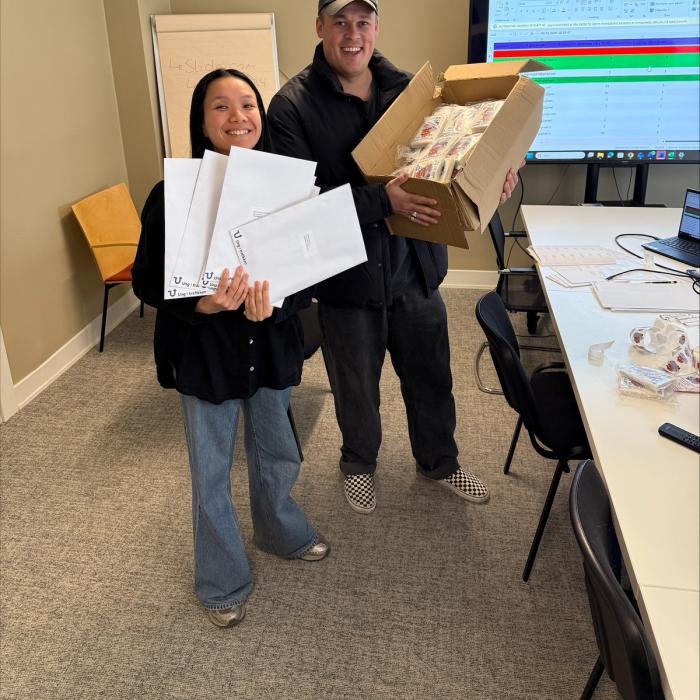 Lan og Årets kunstner Pål Dailey poserer med konvolutter og strykemerker.