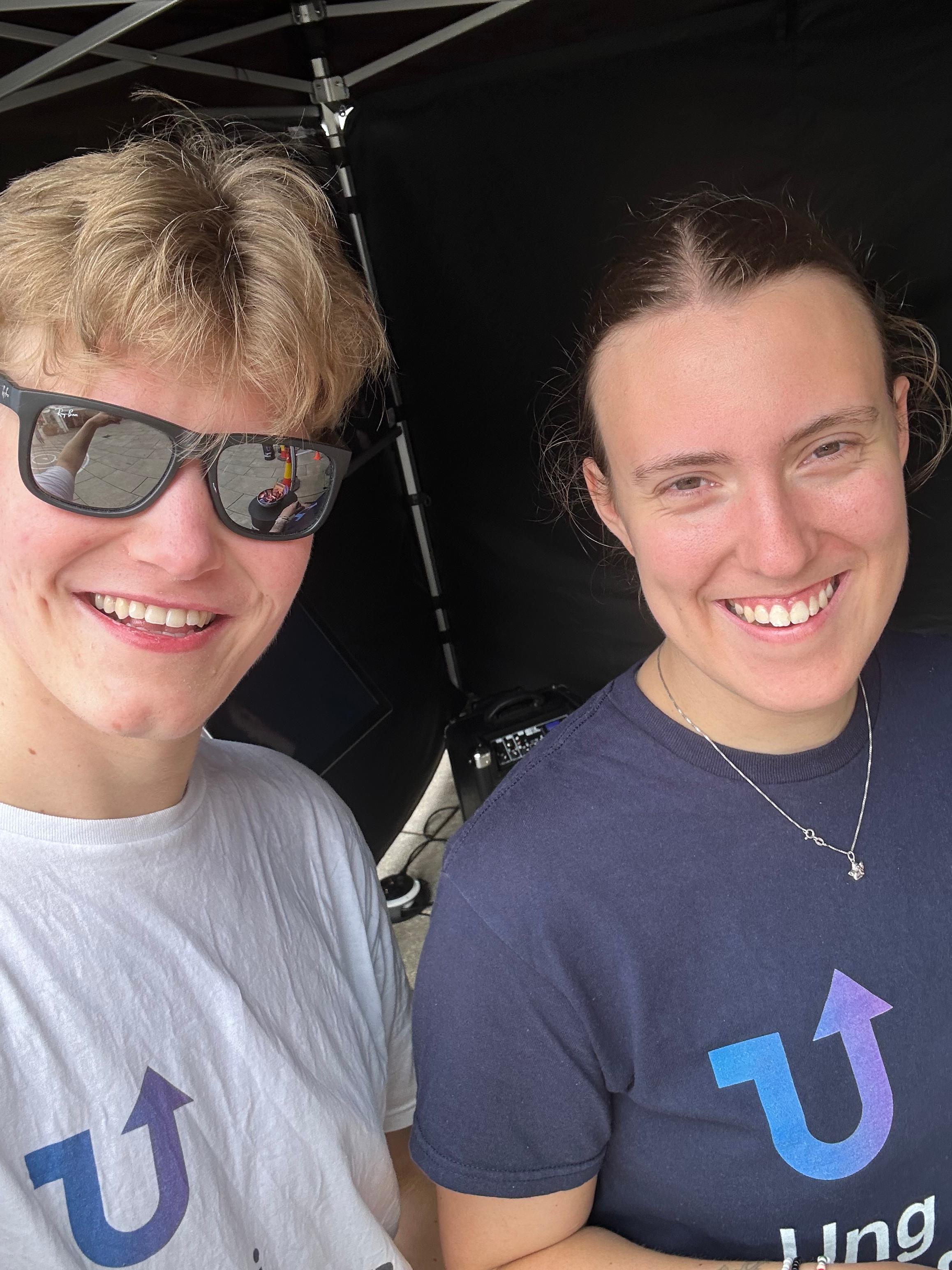 Selfie av Ove (gutt) og Siri (jente). De har på seg t-skjorter med Ung i trafikken-logo på. Ove har på solbriller. Begge smiler.