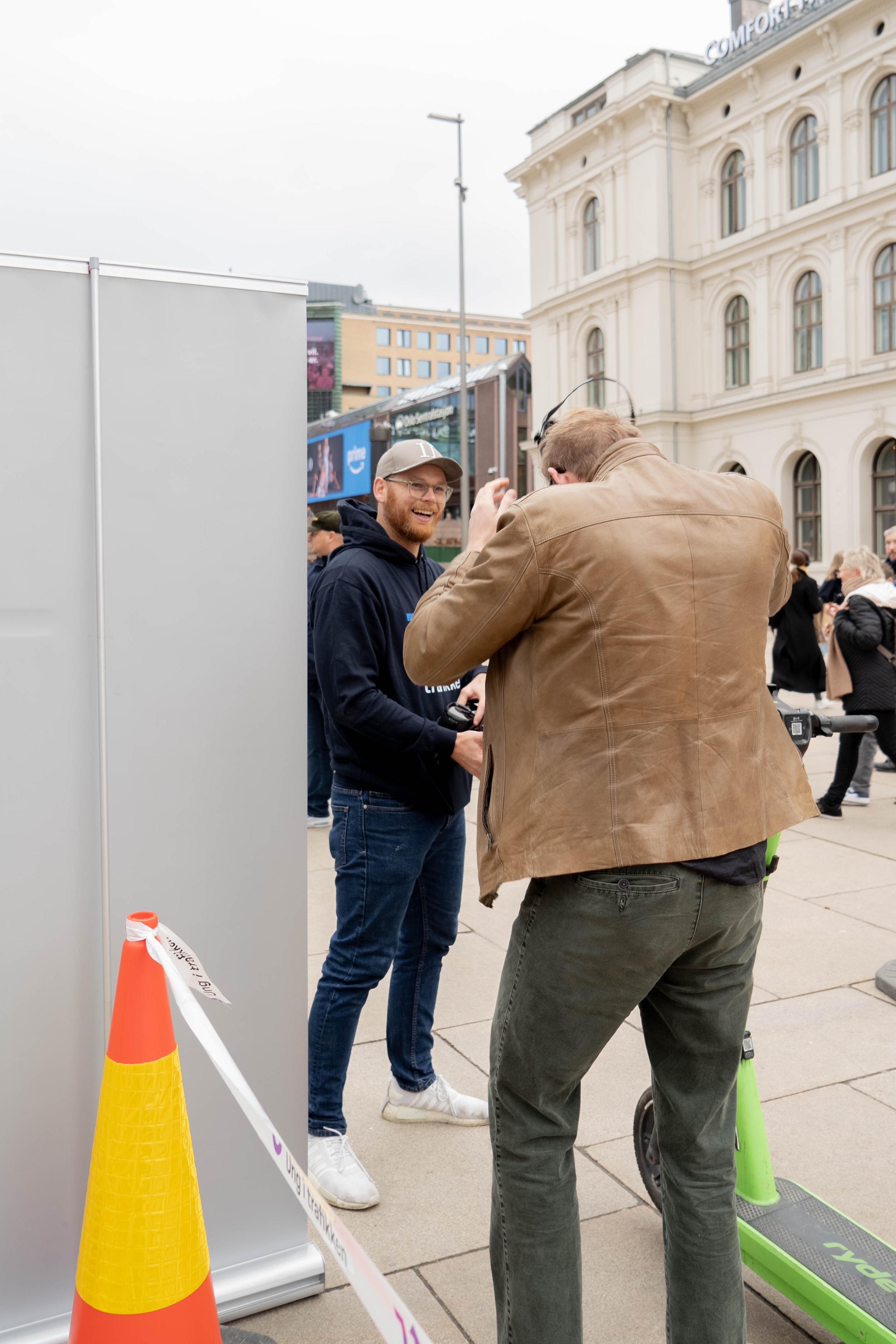 Deltaker og Nikolay på arregement.