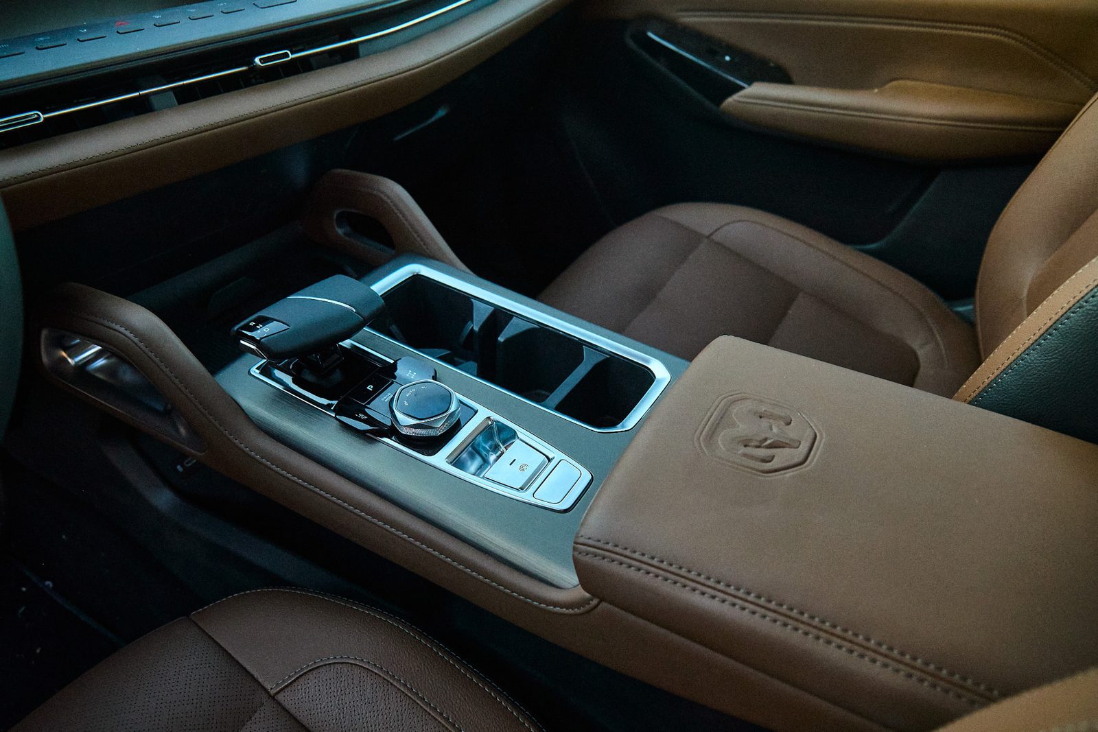 RAM Dakota center console in cognac leather, gear shifter and four-wheel-drive dial