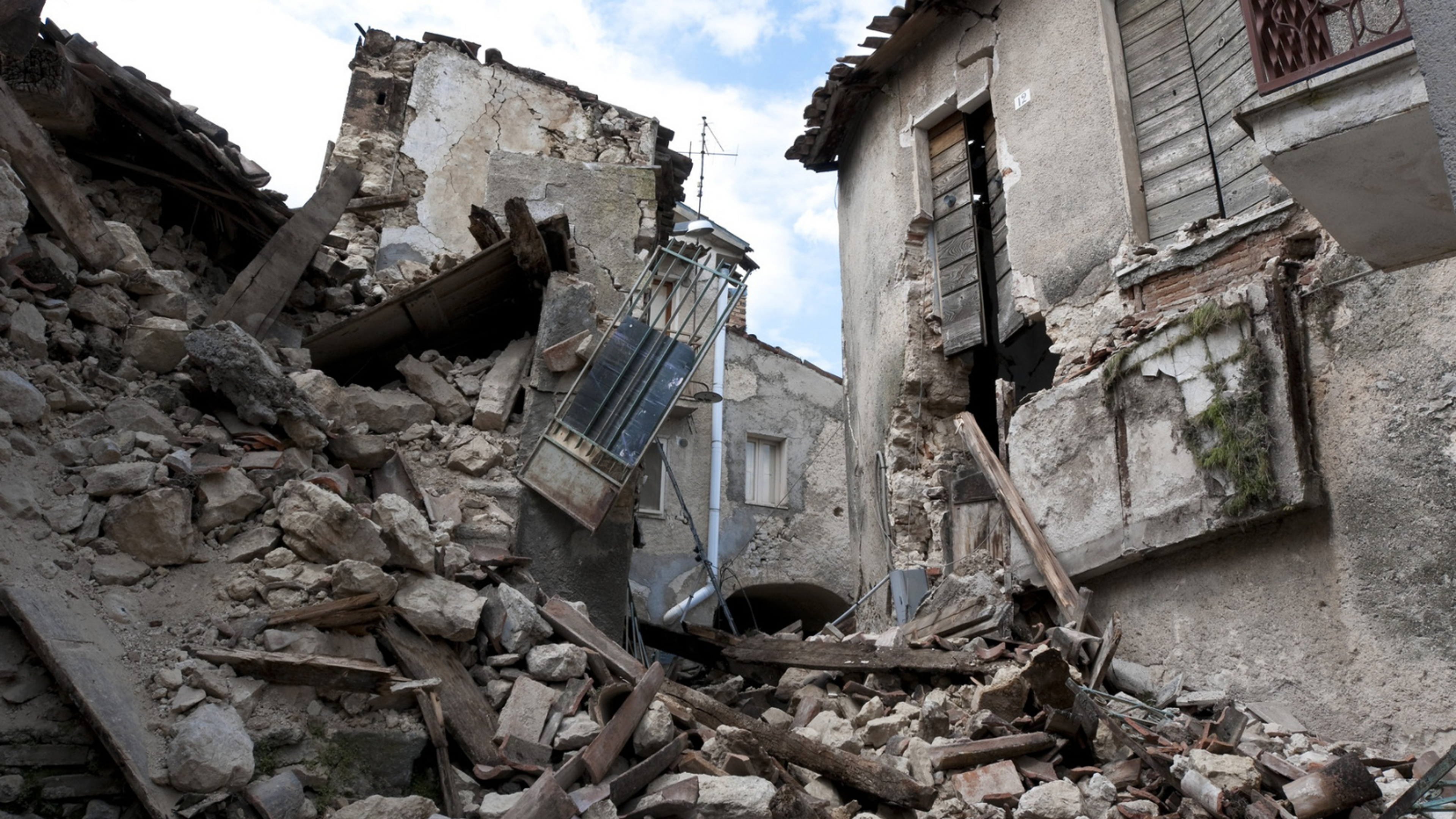 a building that is in ruins after being struck by an earthquake