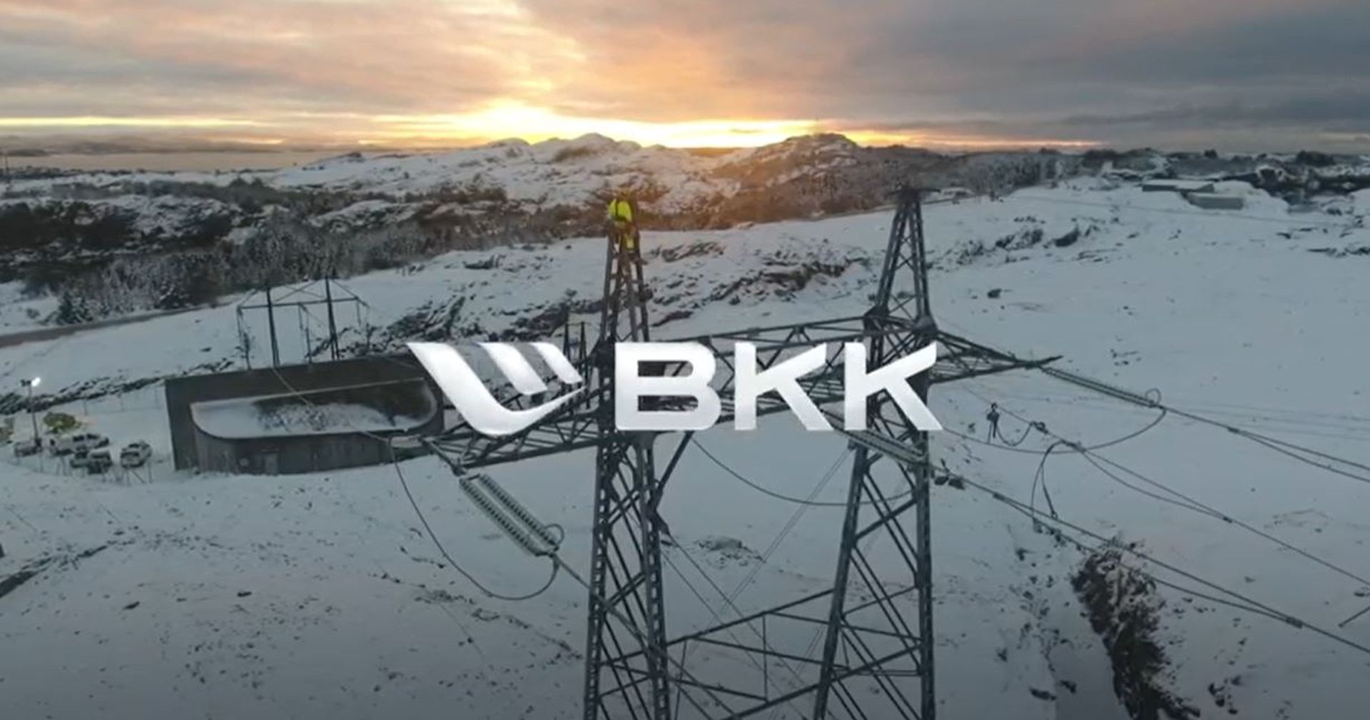 Høyspentmast i vinterlandskap