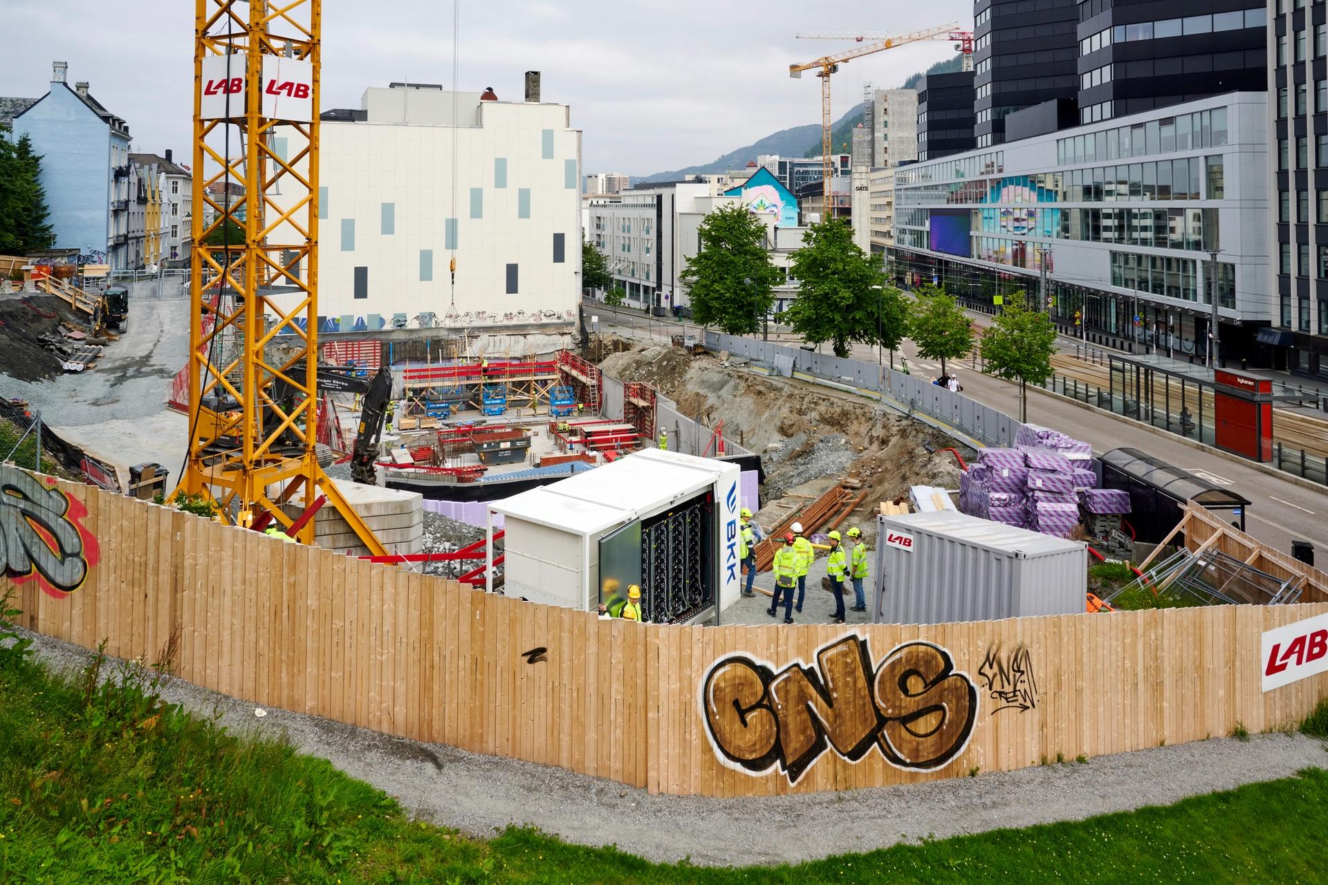 Batteriet sikrer at det er nok strøm på byggeplassen, der et nytt kontorbygg skal stå klart i slutten av 2022. Foto: Helge Hansen / BKK.