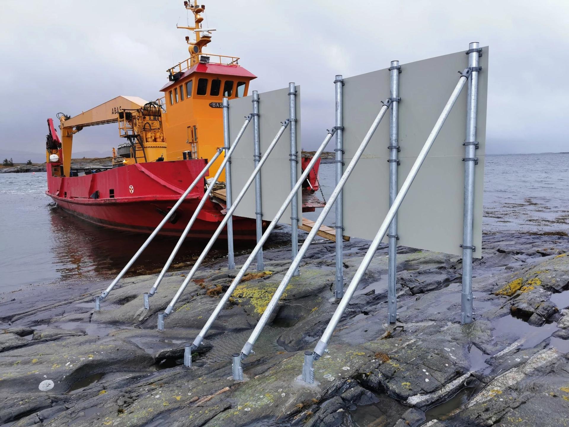 Fartøy for utskifting av gamle farvannsskilt. Operatør er Amundsen Diving.