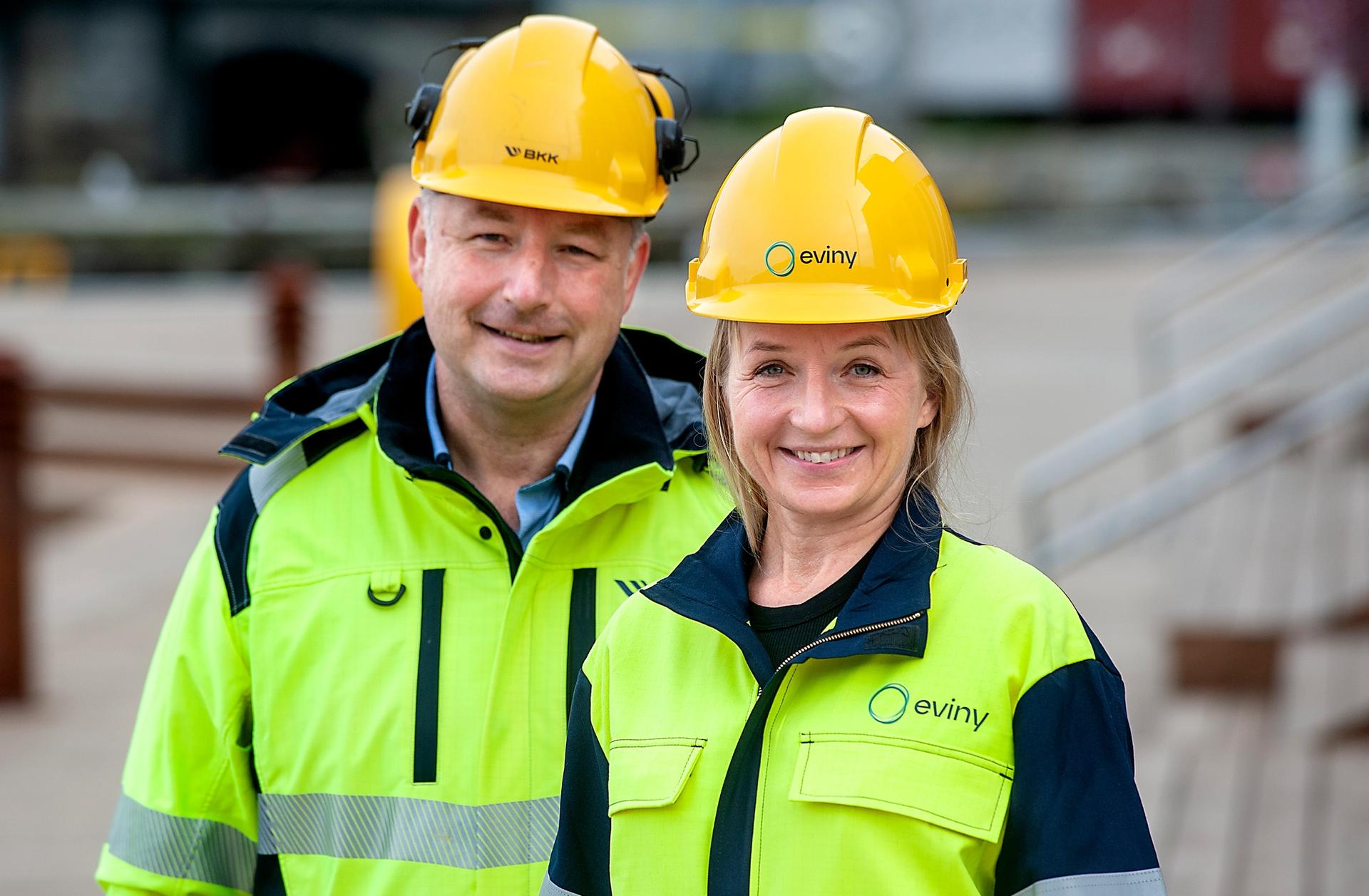 Konsernsjef Jannicke Hilland er klar til å ta i bruk hjelm og arbeidsjakke med den nye Eviny-logoen, mens administrerende direktør Ketil Tømmernes i nettselskapet skal videreføre BKK-navnet. Foto: Odd Mehus/BKK