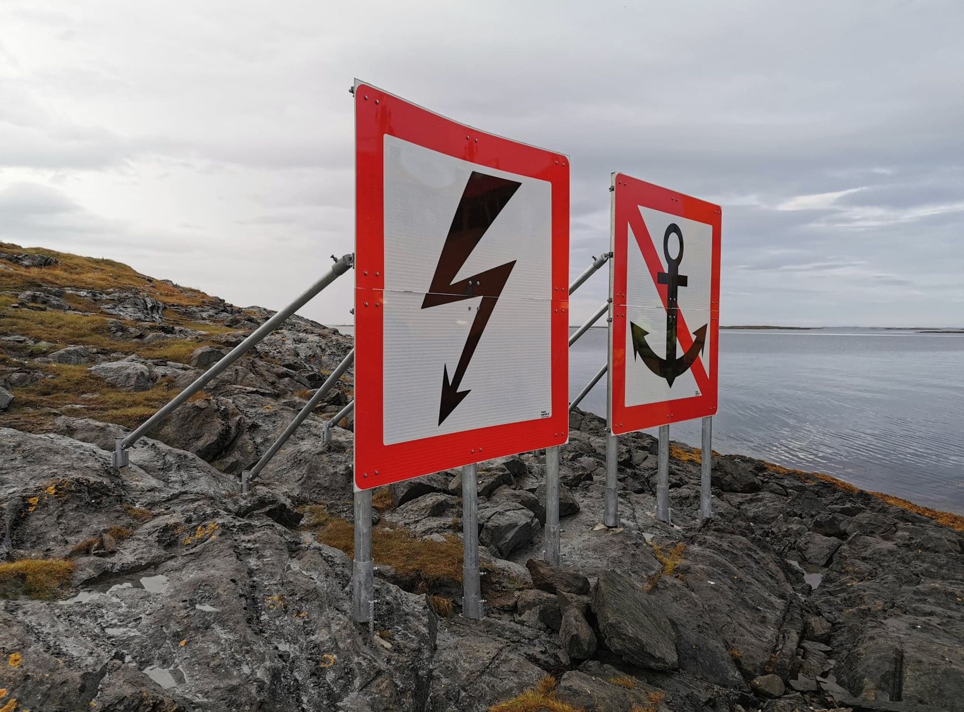 Bilde av farvannsskilt langt sjøkanten