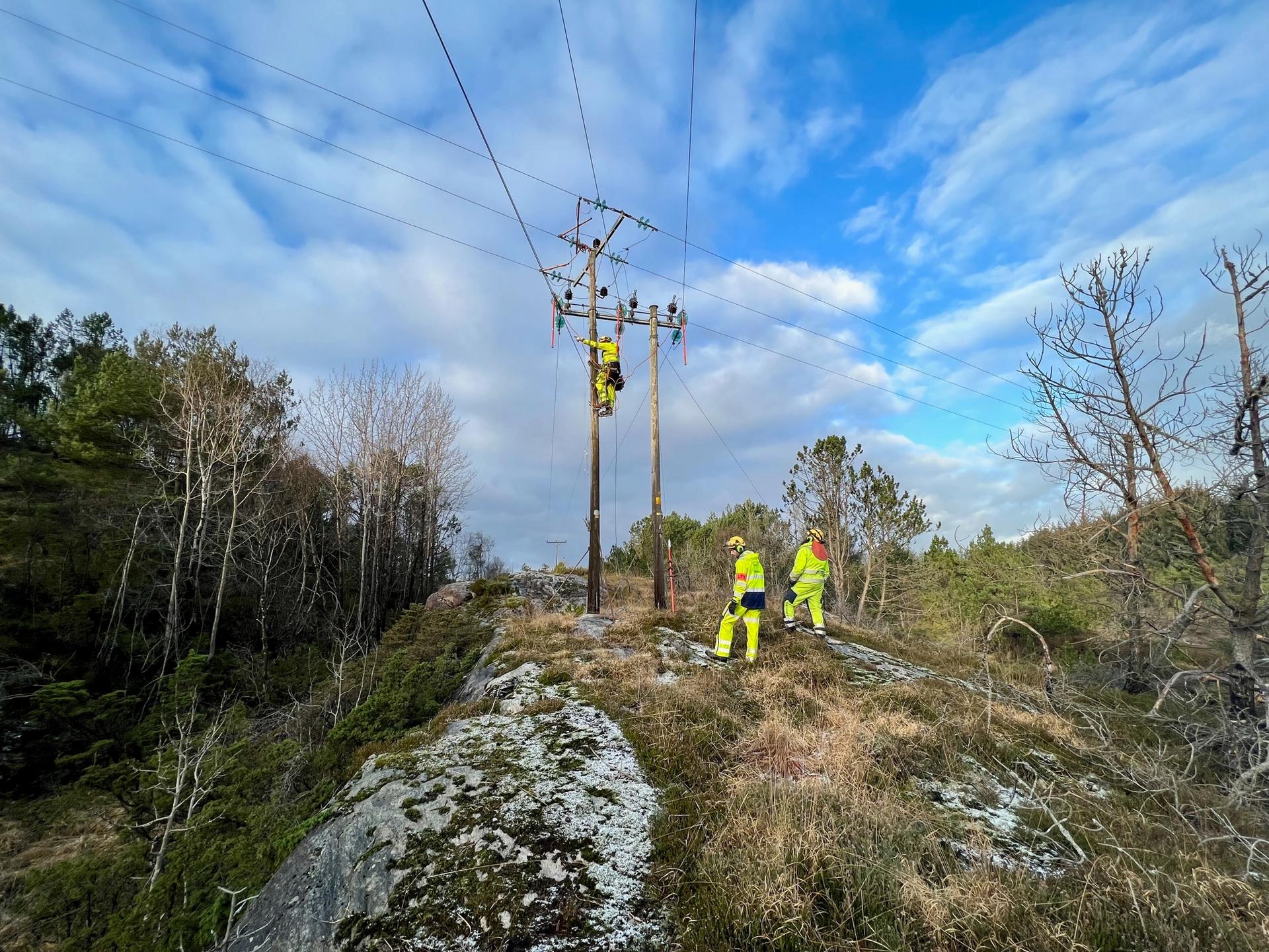 Montører arbeider i strømnettet