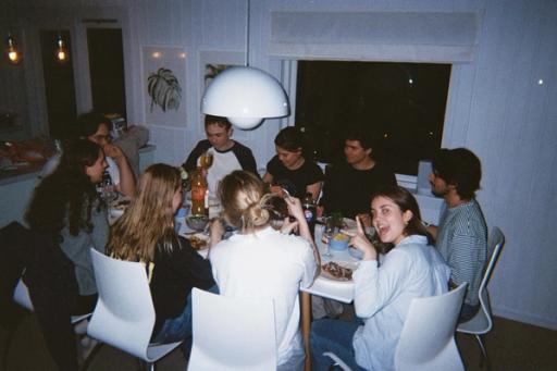 Gjengen spiser taco.