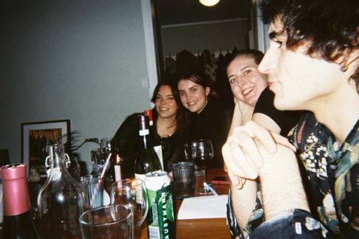 Noen smiler til kamera.