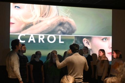 Psykor synger julesanger før visningen.