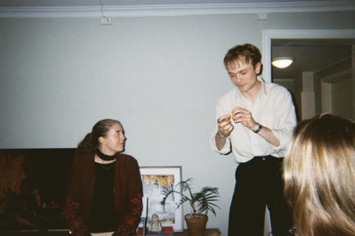 Alex er investert i gul bolle. 