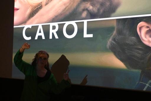 Hedda ser kul ut og peker på filmtittelen.