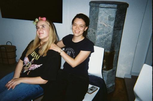 Hannah masserer Hedda. 