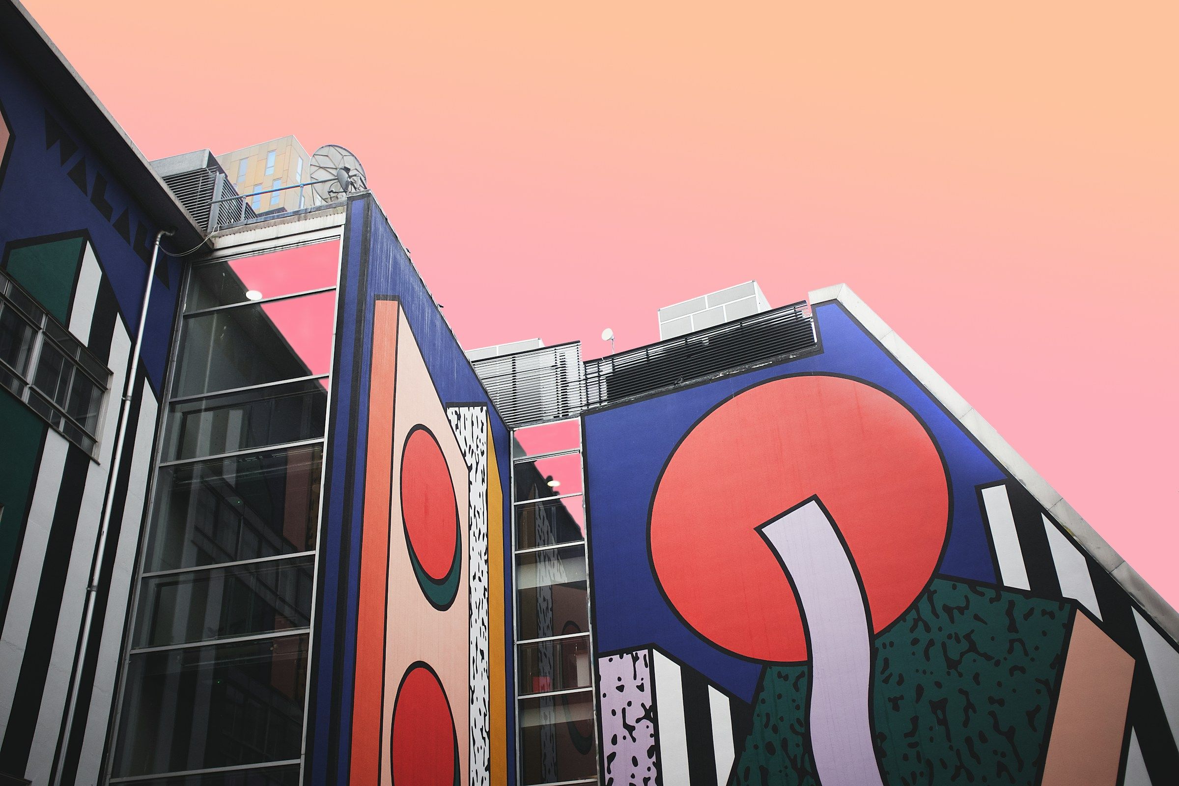 Intérieur d'un bâtiment moderne avec une structure en bois et une grande baie vitrée.