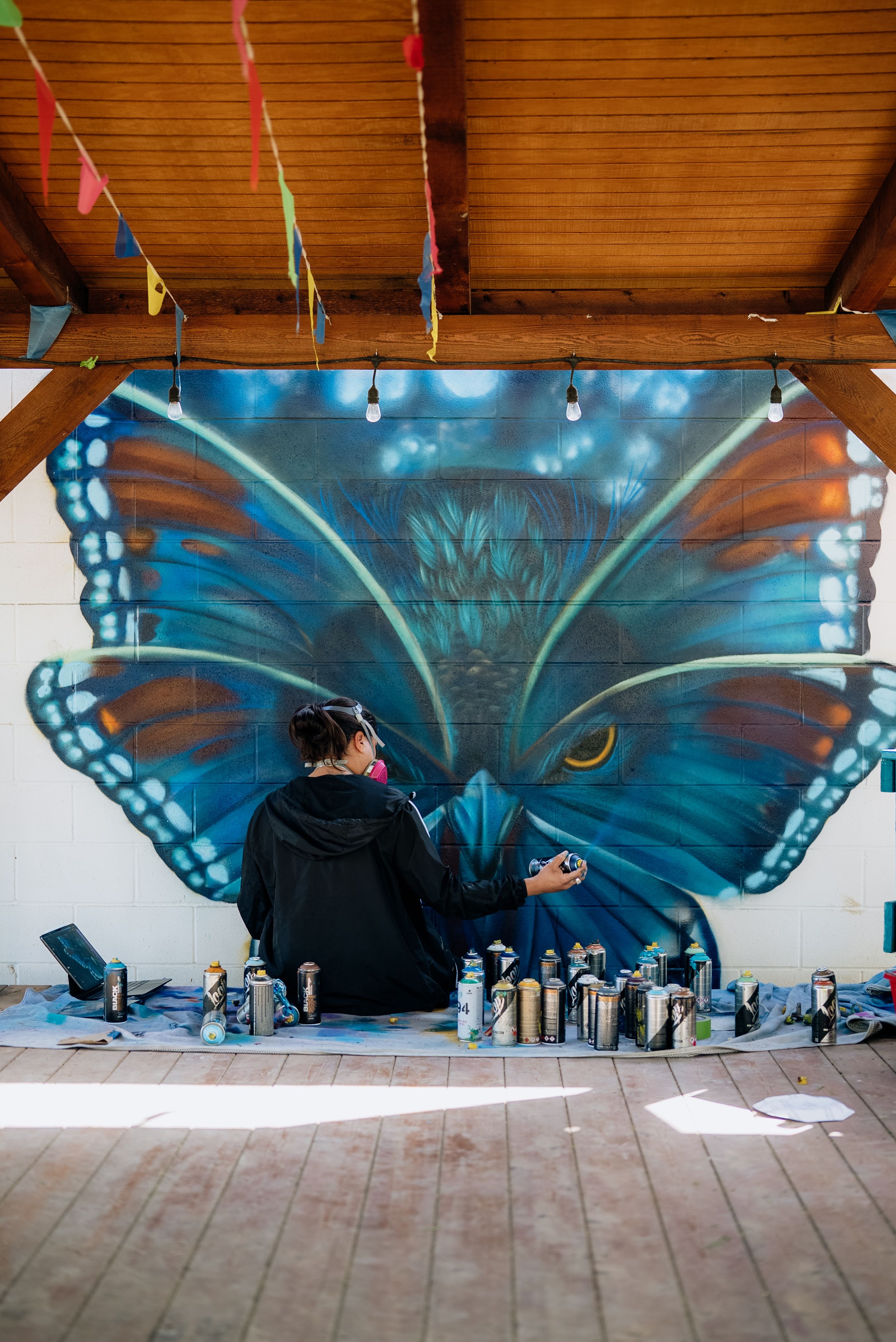 Artist Ruben Esquivel painting during the Wild Walls Artist Retreat