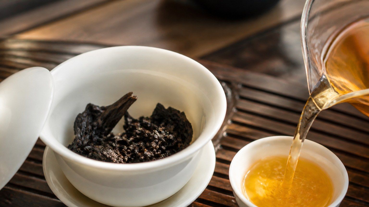 白瓷盖碗中的凤凰单丛干茶与金黄茶汤,木质茶盘上的小茶杯
