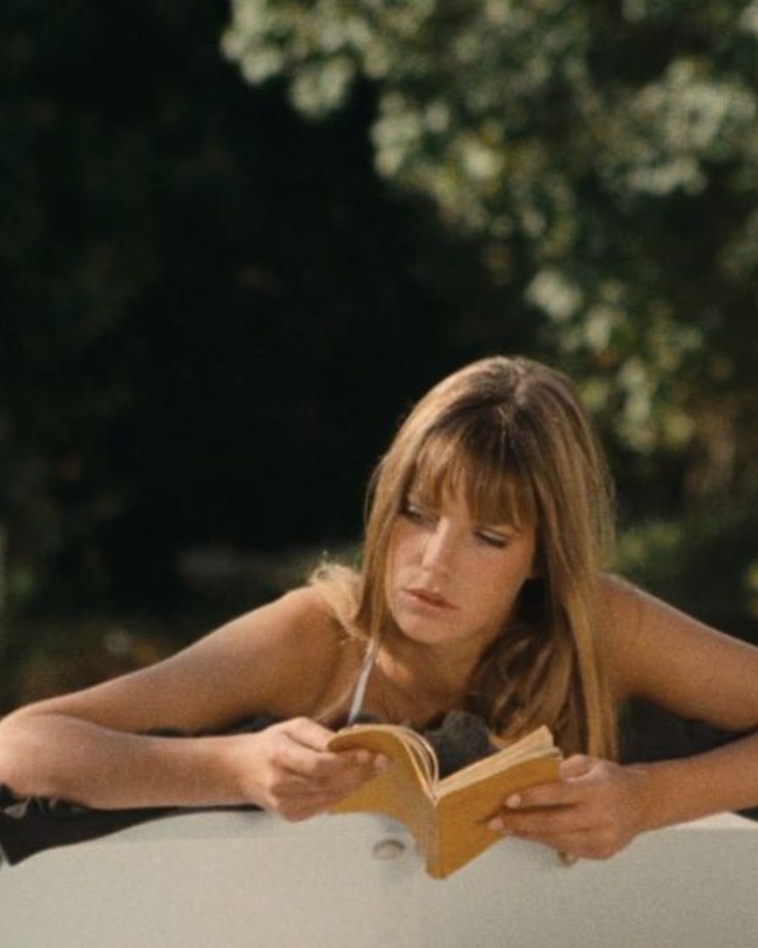 Jane Birkin reading in La Piscine (1969)
