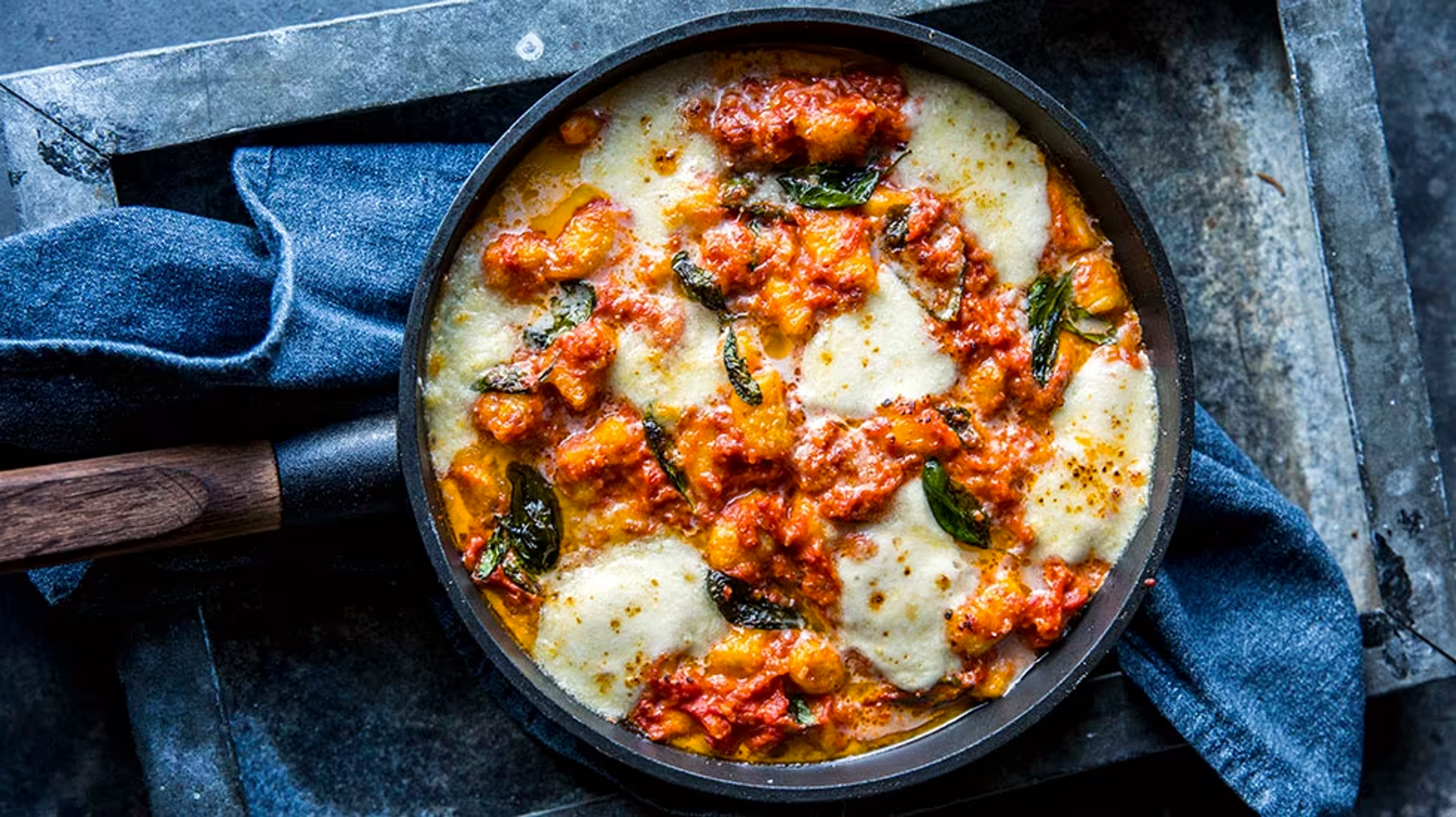Pastagrateng med gnocchi, tomatsaus og mozzarella