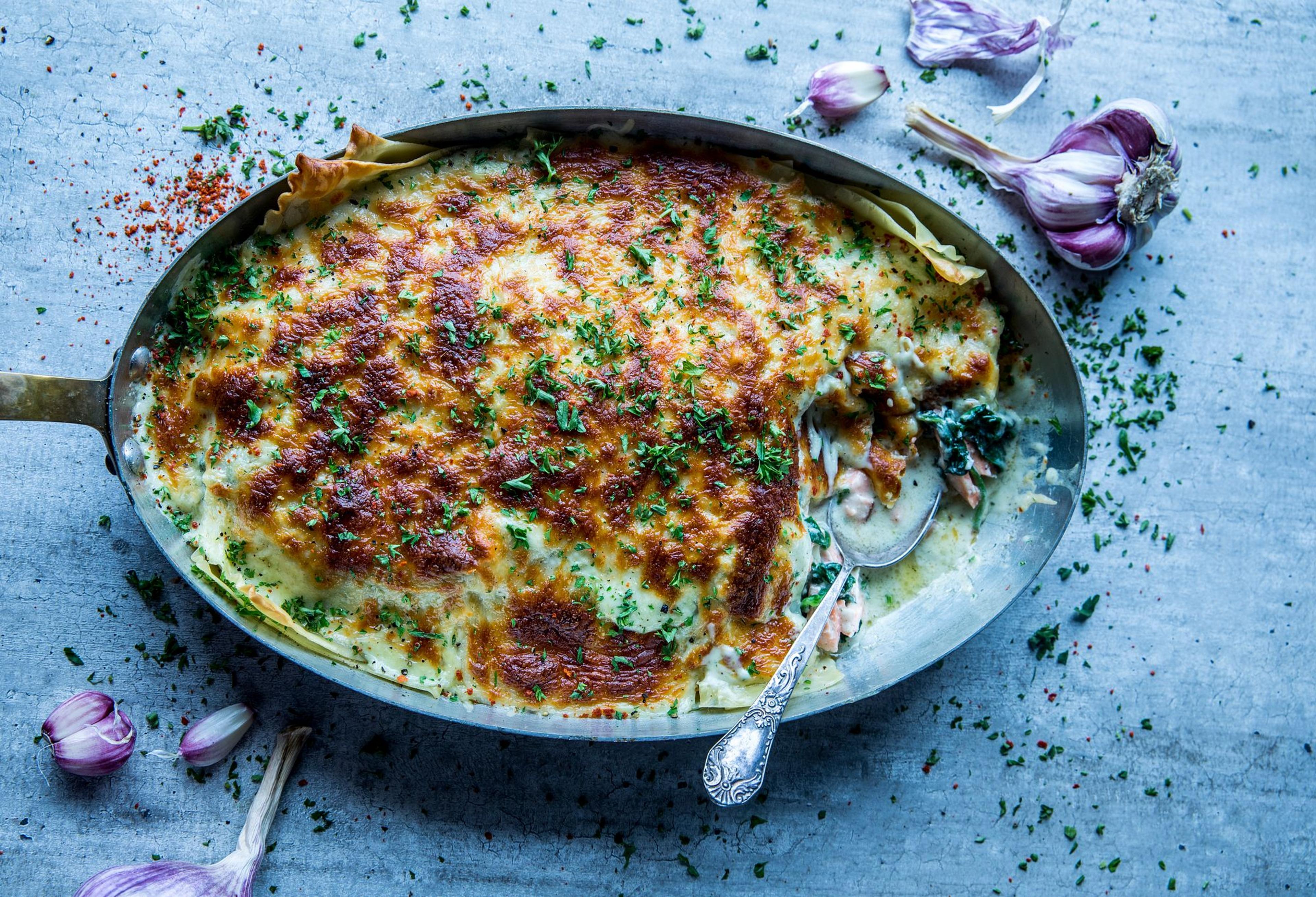 Sunnere lasagne med laks og spinat