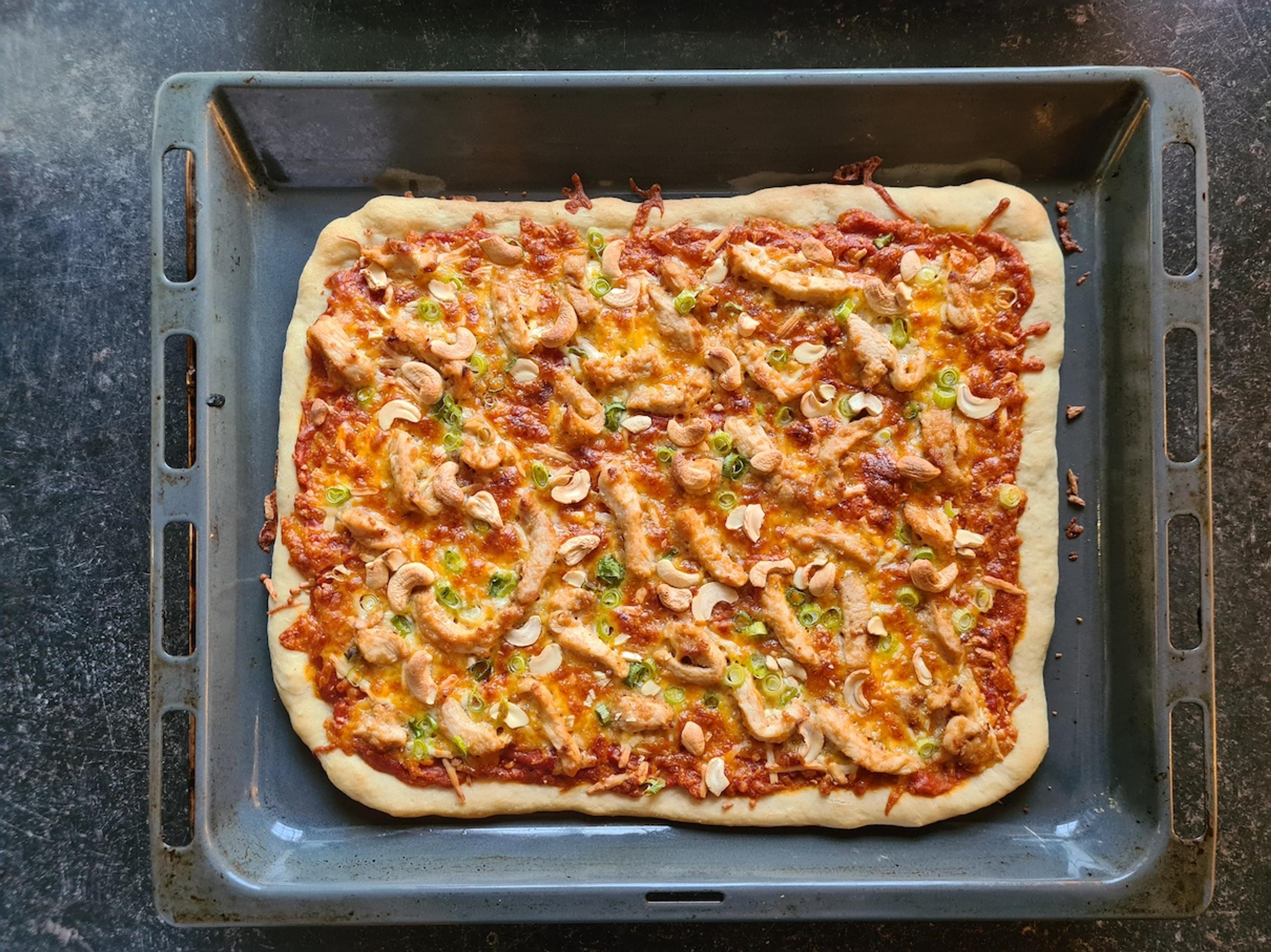 Thai kylling satay-pizza