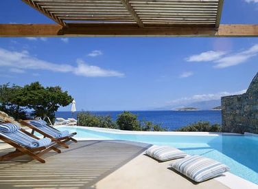 Find the perfect beach hotel in Greece