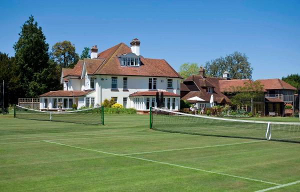 Hotels with tennis courts