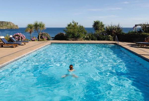 Dog friendly hotels with pools