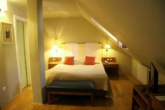 Golden Wheel Hotel