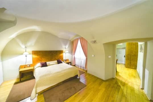 Golden Wheel Hotel