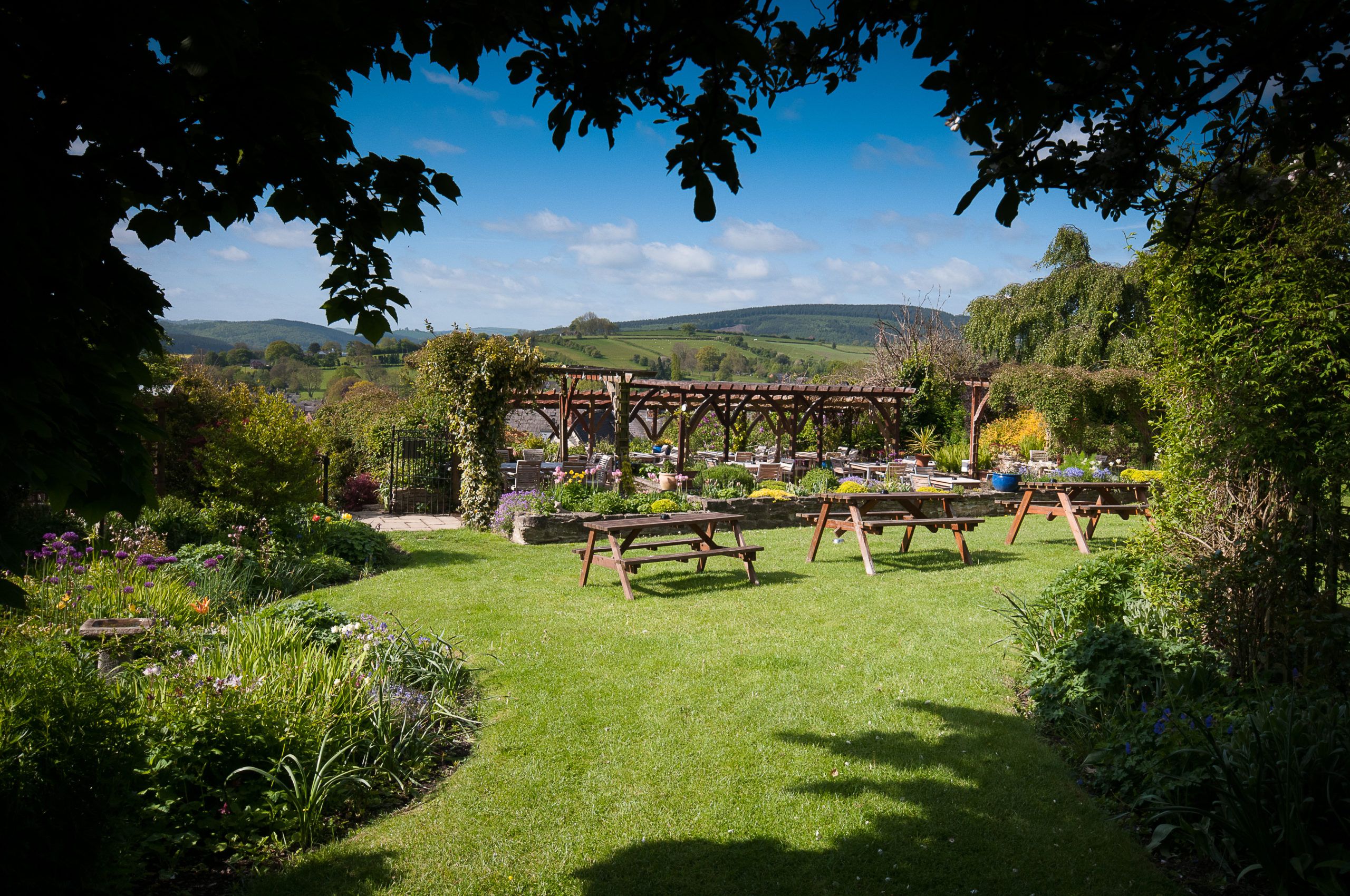 Pubs with rooms with gardens