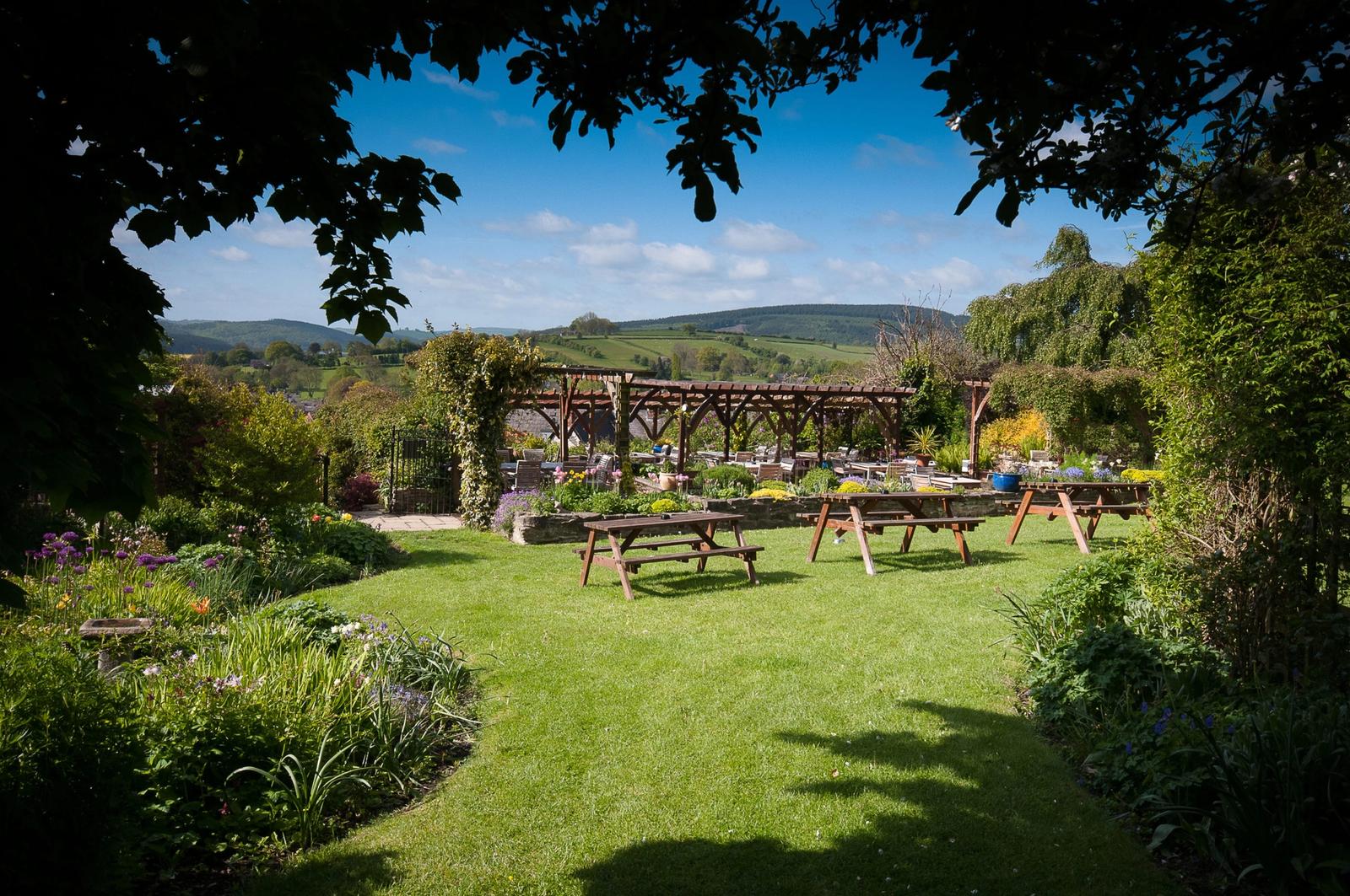 Pubs with rooms with gardens