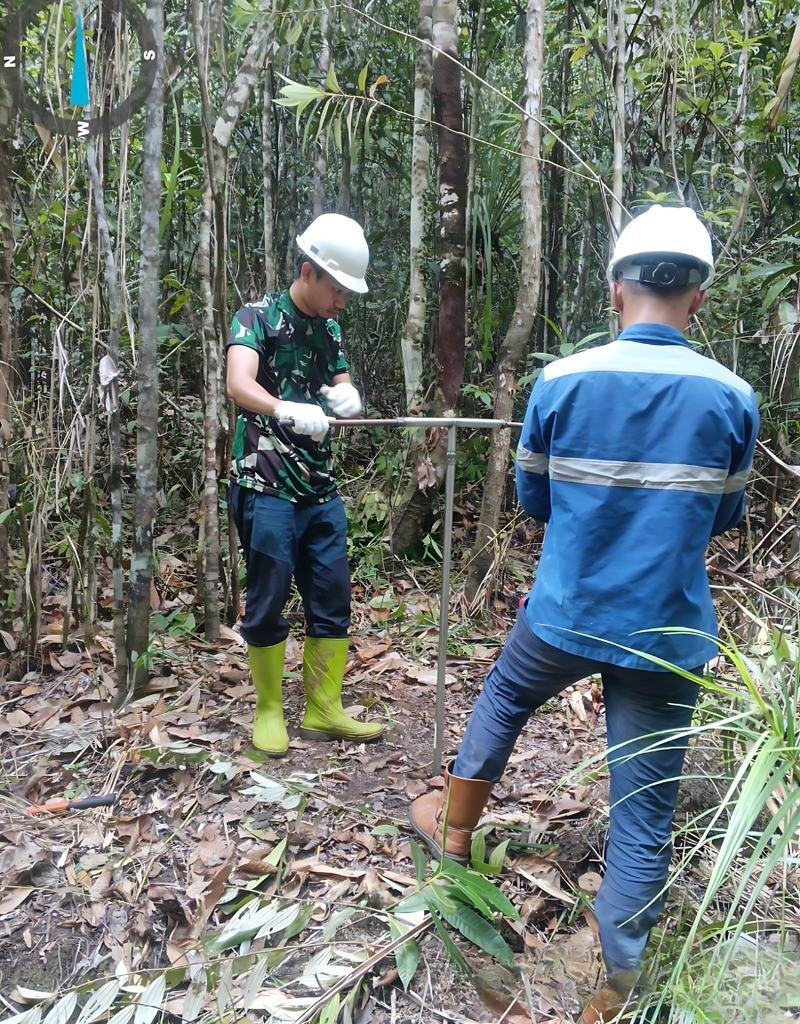 Pengambilan Sampel Tanah Menggunakan Metode Handbor di Morowali, Sulawesi Tengah