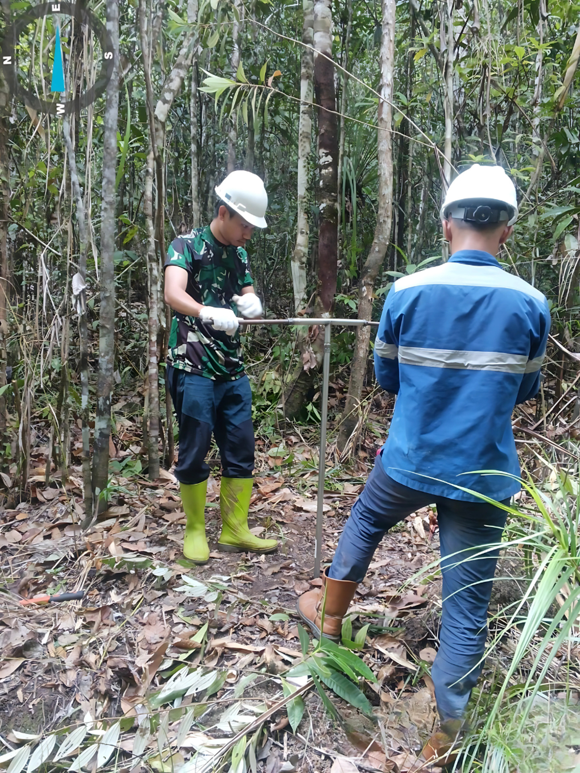 Pengambilan Sampel Tanah Menggunakan Metode Handbor di Morowali, Sulawesi Tengah