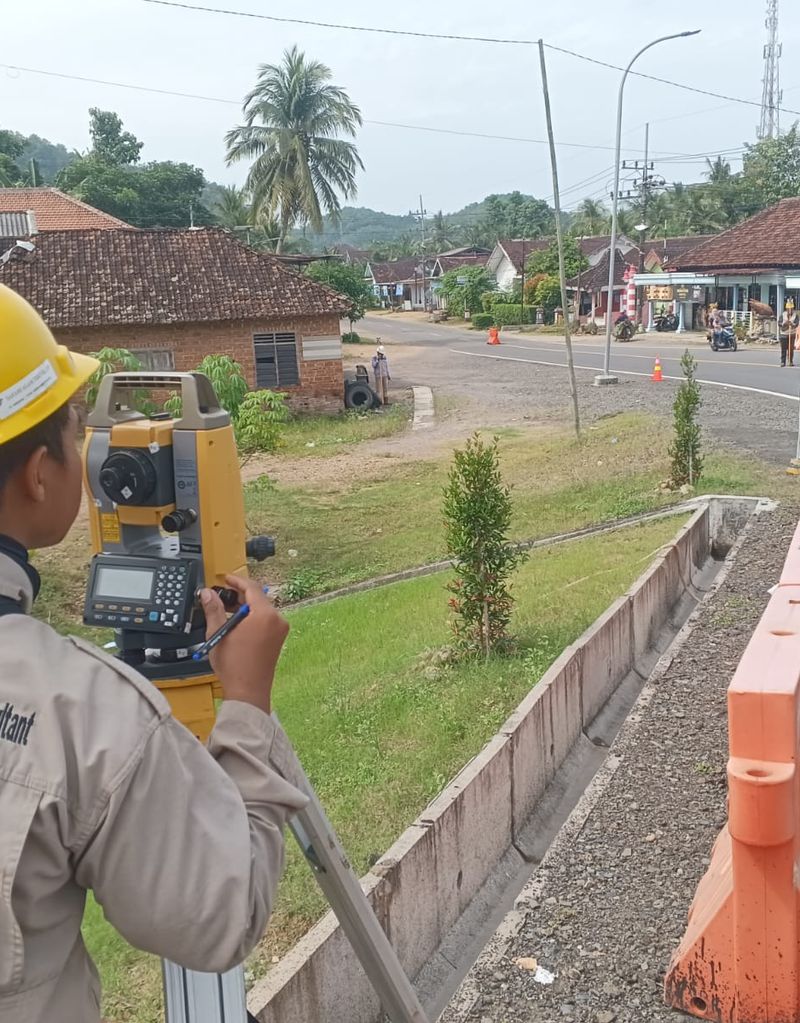 "Pemetakan Jalan Perubahan: Survei Topografi Jembatan Teleng–Kangkung untuk Perbaikan Akses"