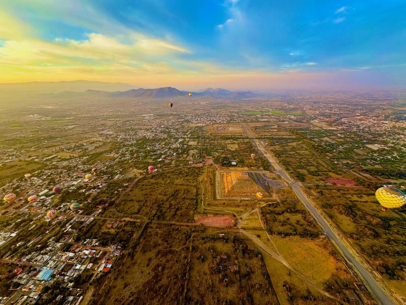 Teotihuacan from the heights: Hot air balloon