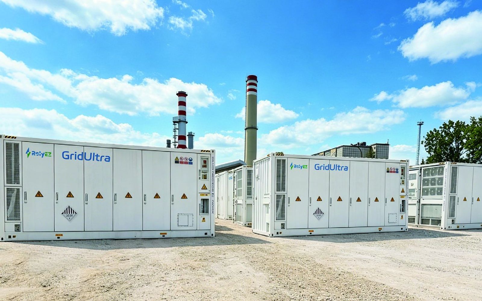 Conteneurs GridUltra RelyEZ d'un projet de stockage raccordé au réseau en Hongrie (Becske, Bácsalmás, Tiszakécske : 55 MW / 110 MWh, certification aFRR européenne, mise en service 2026)