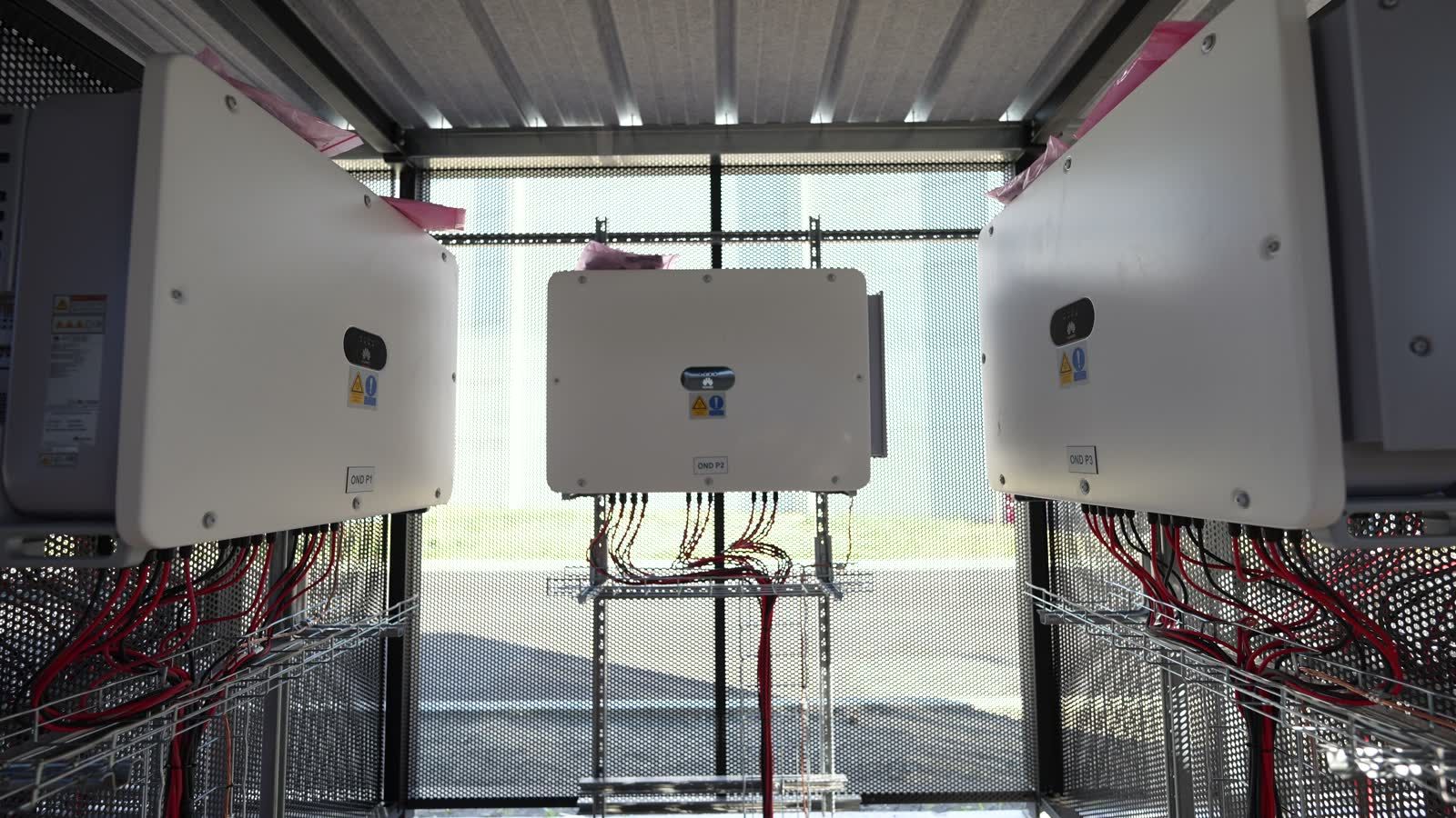 Onduleurs et câblage installés par les équipes JR Énergie dans un local technique
